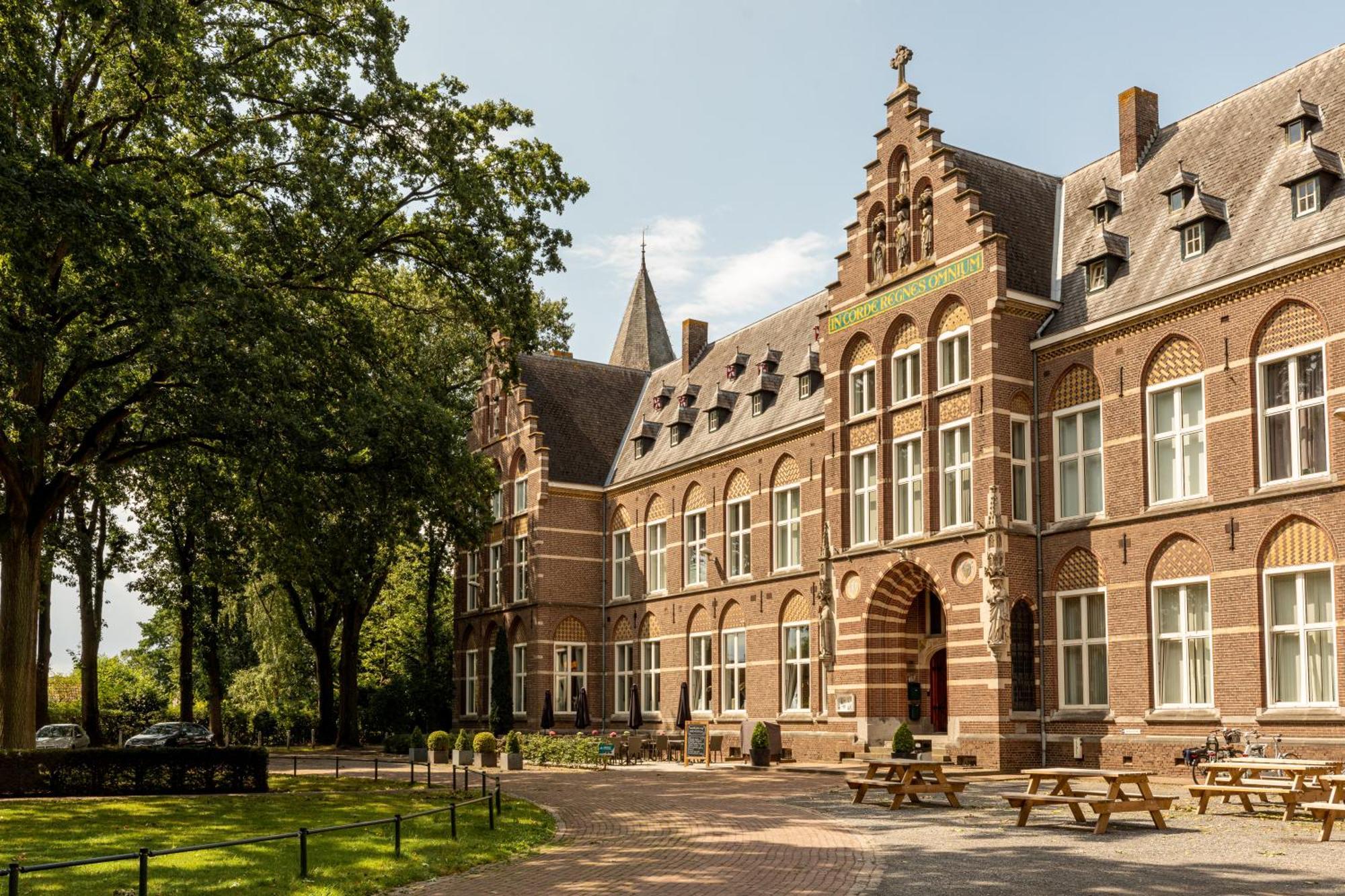 Conferentiecentrum Hotel Bovendonk Hoeven Exterior photo